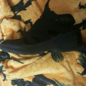 B Zees comfort sandles 10M